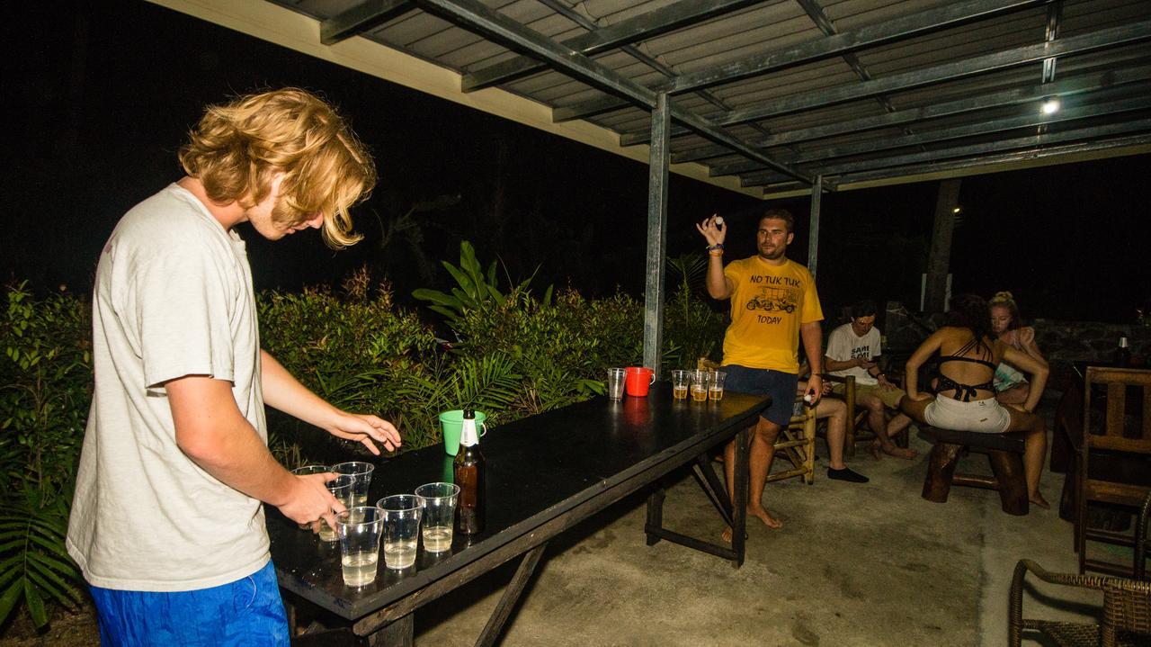 Love Station Hostel Baan Tai Exteriör bild